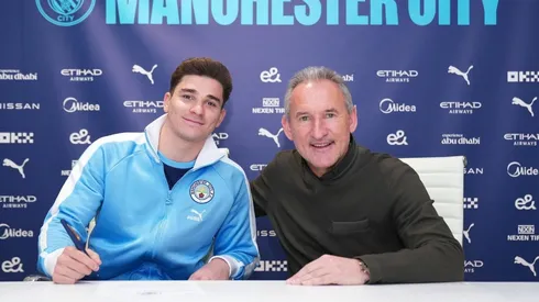 Txiki Begiristain, director de fútbol del City, acompañó a Julián en la firma.