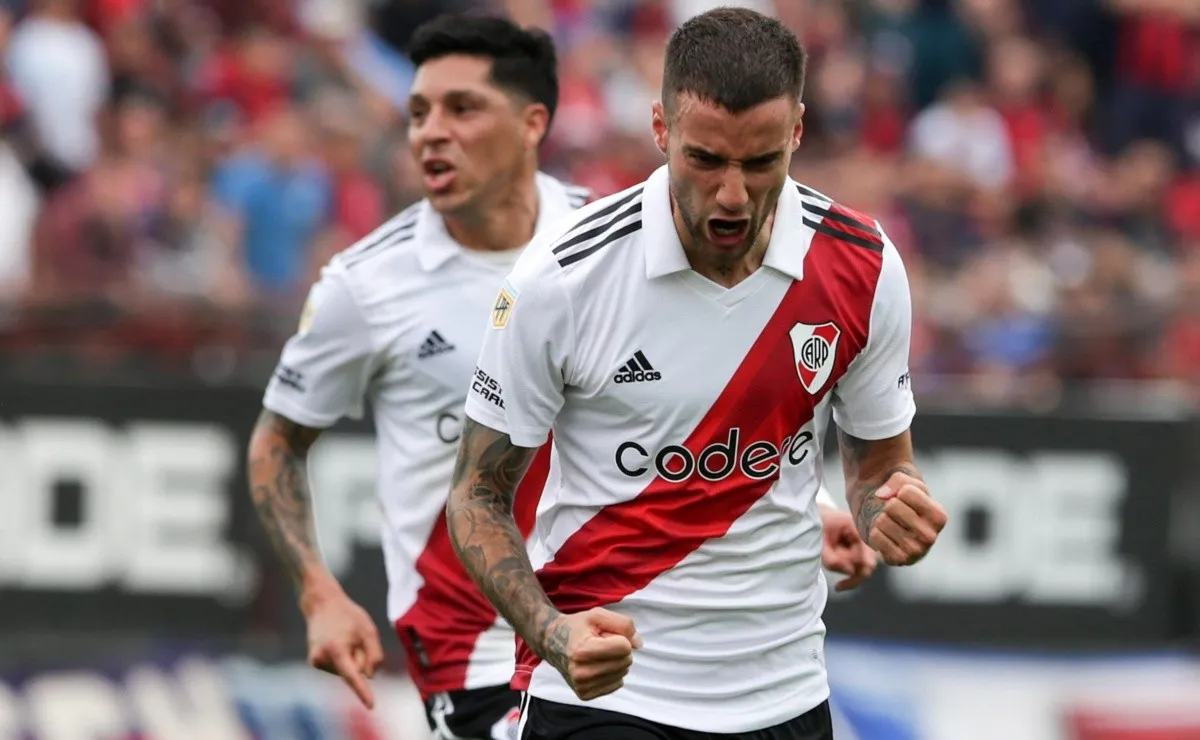 Mammana, otra vez concentrado, vuelve a pelear por un lugar en la última línea.