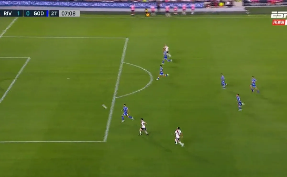Por milímetros, Paradela no marcó uno de los mejores goles del año.