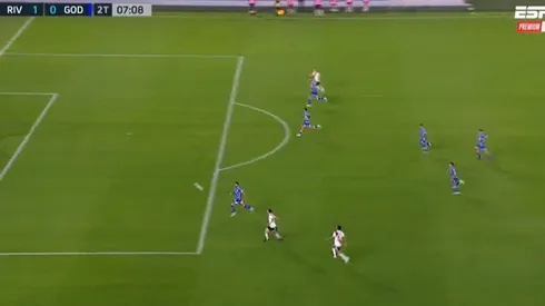 Por milímetros, Paradela no marcó uno de los mejores goles del año.