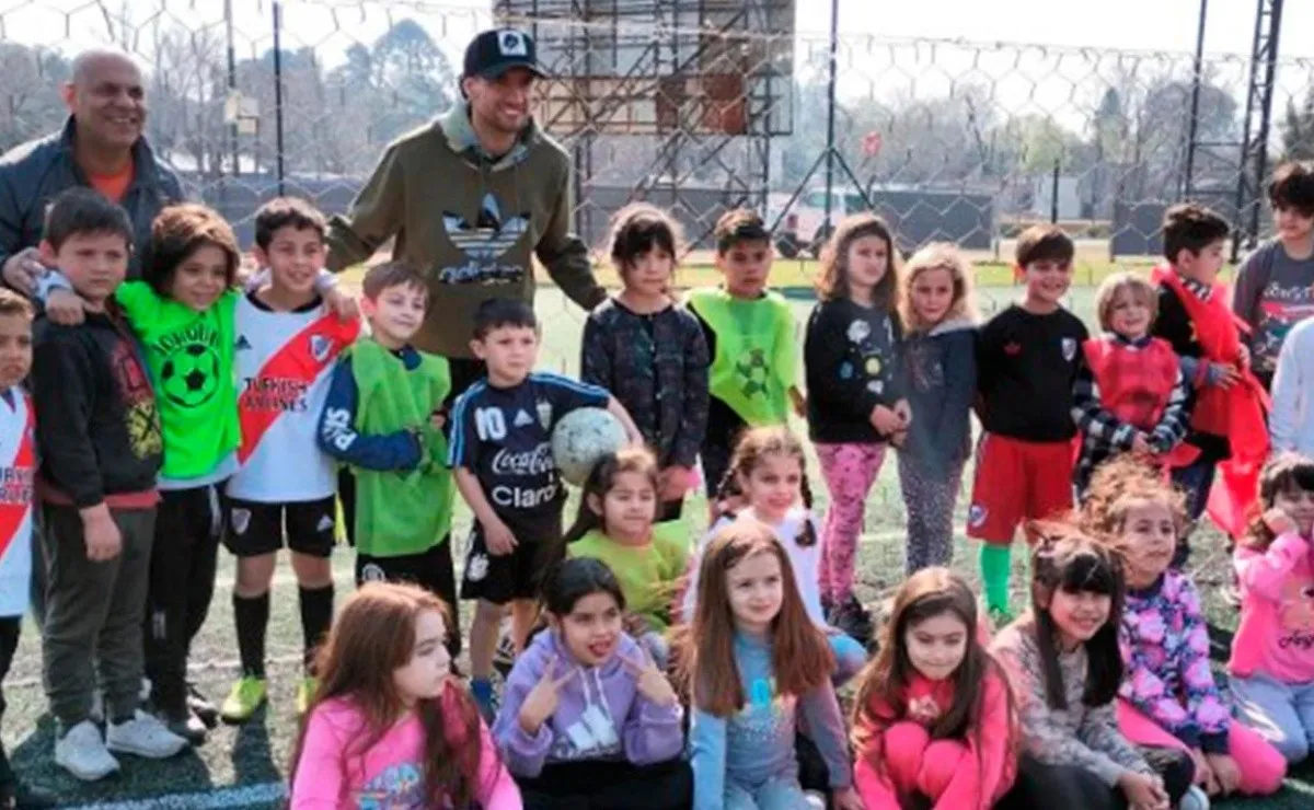 Mammana junto a los chicos de su escuelita.