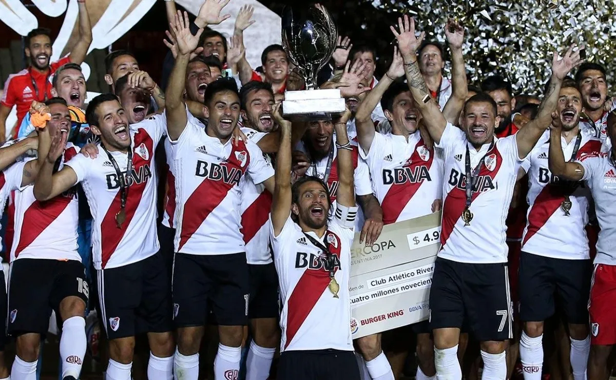 Ponzio levanta la Supercopa Argentina.