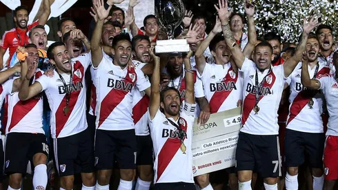 Ponzio levanta la Supercopa Argentina.