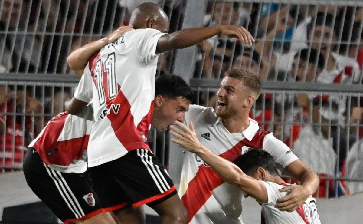 El festejo de Beltrán con sus compañeros después de convertir el 1-0 con una gran definición.