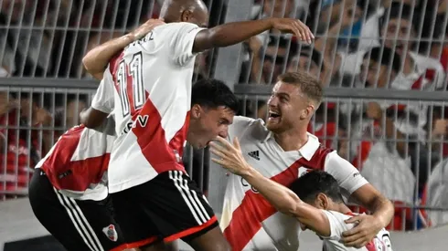 El festejo de Beltrán con sus compañeros después de convertir el 1-0 con una gran definición.