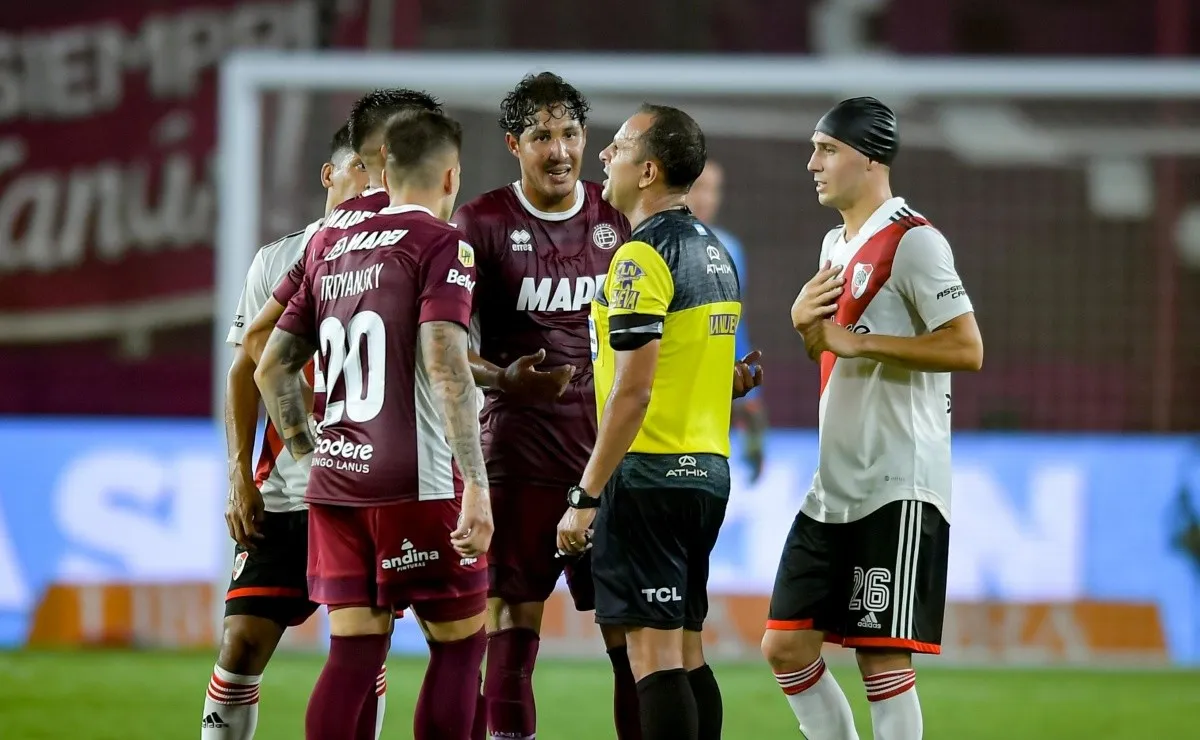 Los jugadores de Lanús se le fueron al humo a Herrera.