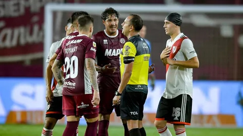 Los jugadores de Lanús se le fueron al humo a Herrera.