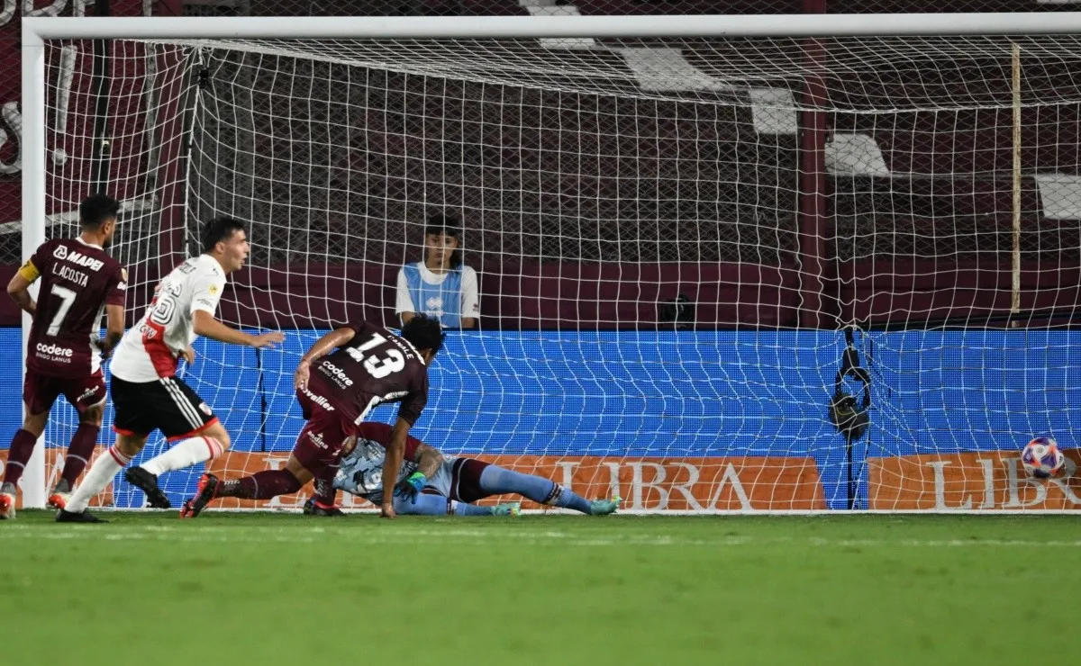 Zurdazo certero y Paradela corre a gritar el 1 a 0.