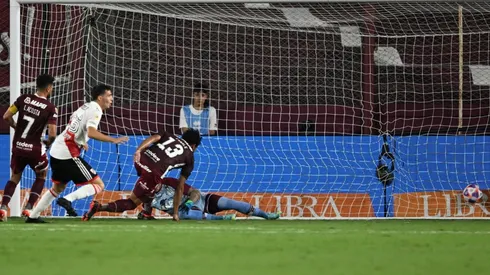 Zurdazo certero y Paradela corre a gritar el 1 a 0.