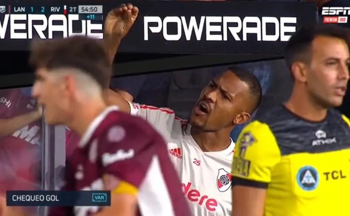 El cruce de Rondón con Laucha Acosta sobre el final del partido.
