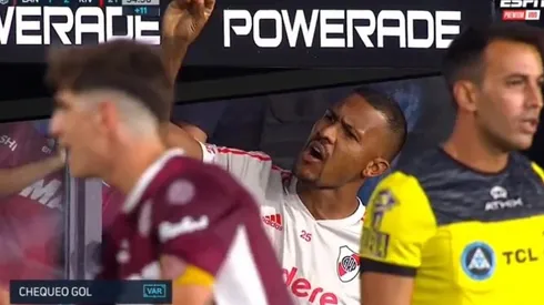 El cruce de Rondón con Laucha Acosta sobre el final del partido.