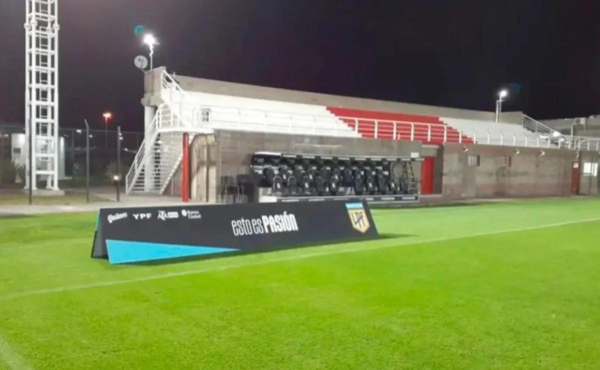 El River Camp de noche.