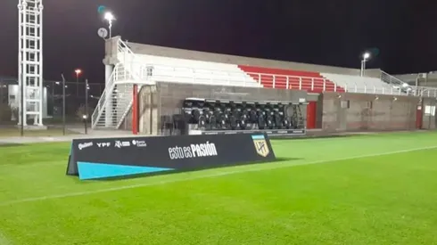 El River Camp de noche.