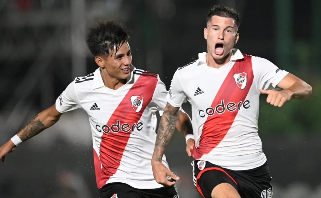 Tiago Serrago en uno de sus golazos para la victoria de la Reserva de River.
