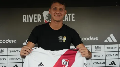 Lavagnino firmó su primer contrato.