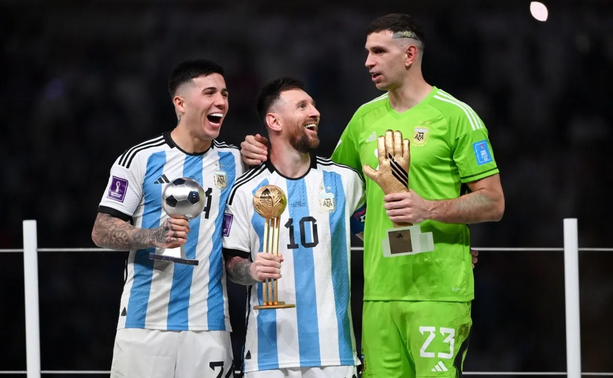 Enzo Fernández, Lionel Messi y Emiliano Martínez tras la final del Mundial.