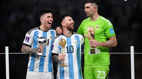 Enzo Fernández, Lionel Messi y Emiliano Martínez tras la final del Mundial.