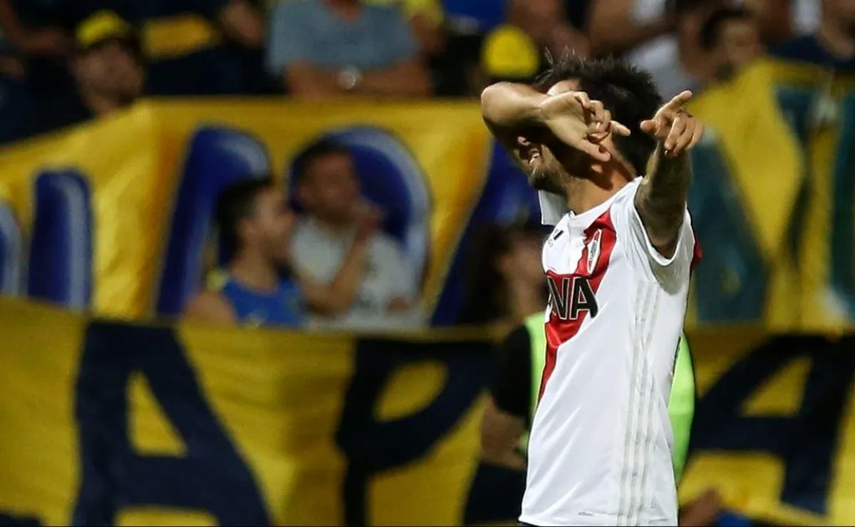 El festejo icónico de Nacho Scocco de cara a la tribuna de Boca: el símbolo de una época dorada.
