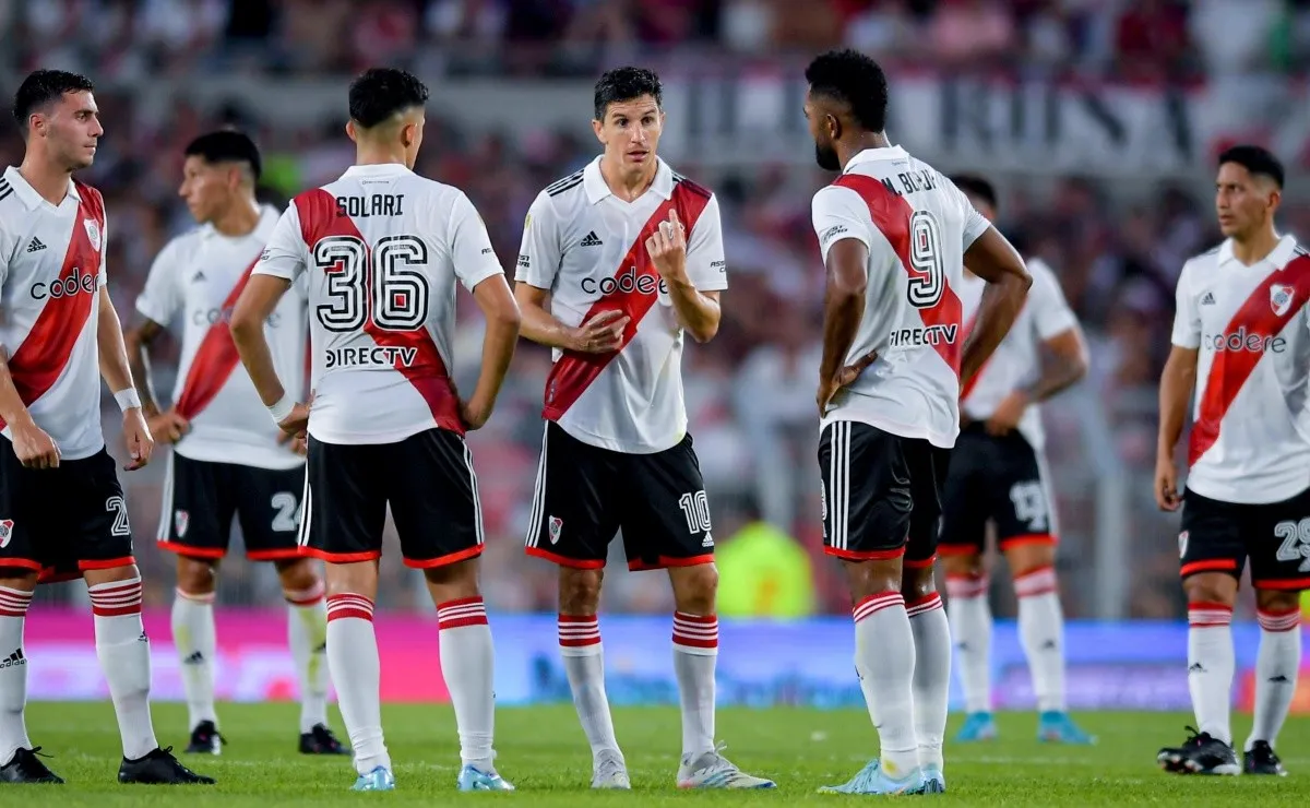 Nacho da indicaciones, Borja y Solari escuchan.