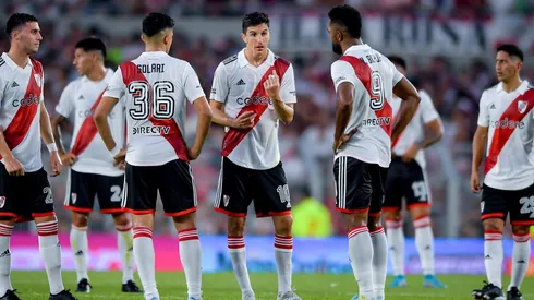 Nacho da indicaciones, Borja y Solari escuchan.