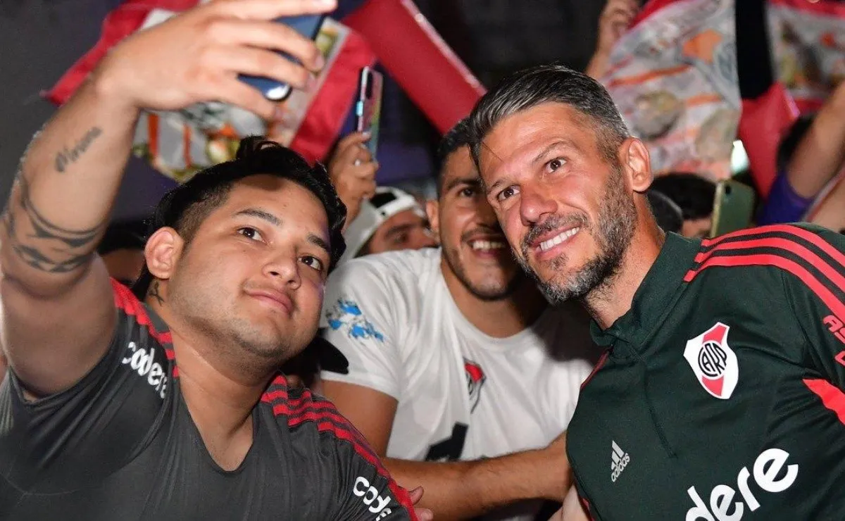 Espectacular recibimiento para River en su llegada a Santiago del Estero.
