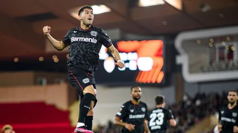 Alto en el cielo: golazo del Tucu Palacios y festejo en Francia.