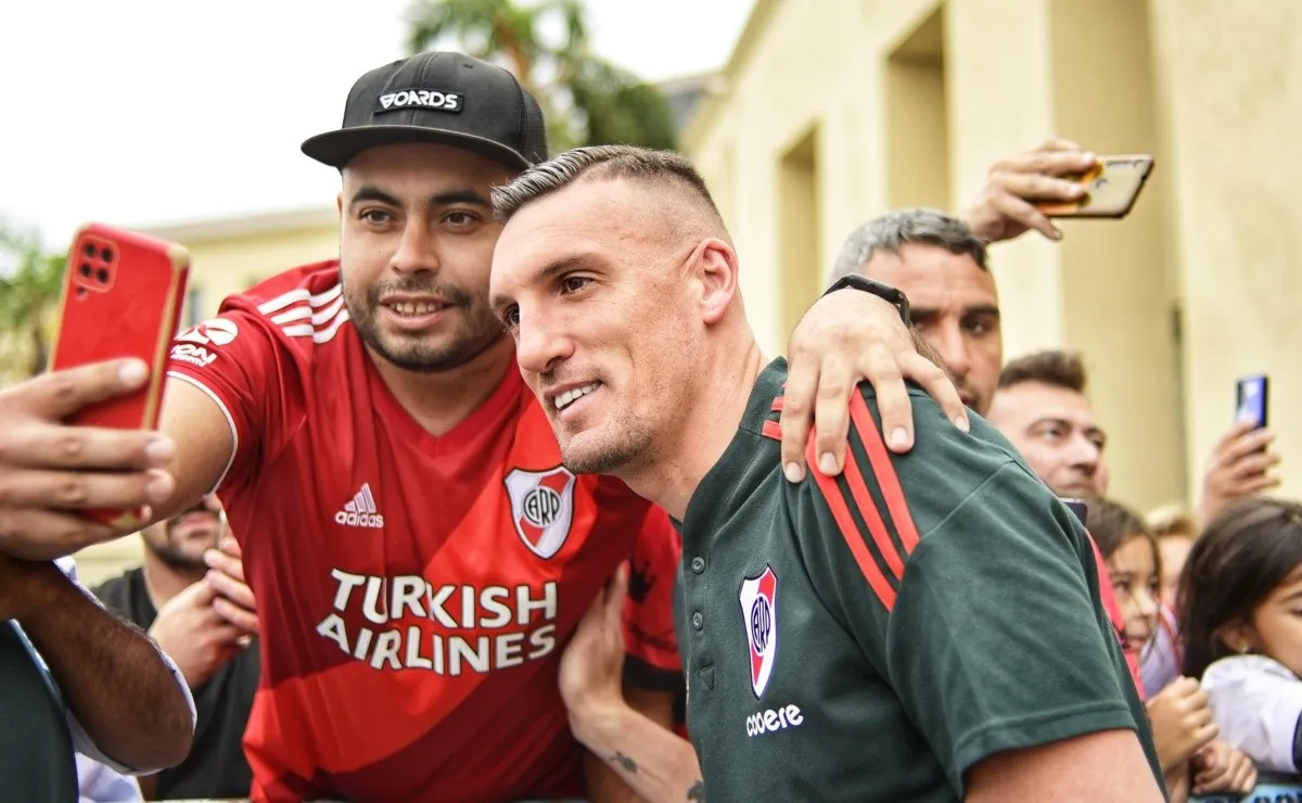 River se acercó a saludar a los hinchas tras el enojo de anoche