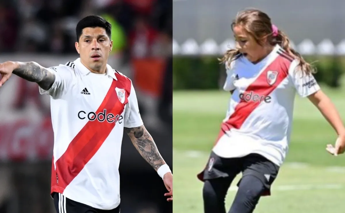 Una foto imperdible de la pequeña jugando al fútbol y con la casaca de River.