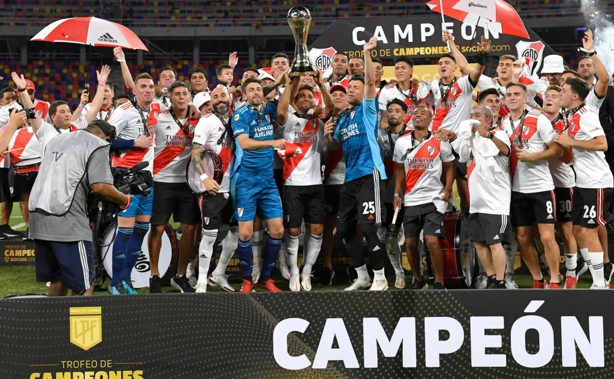 River ganó el Trofeo de Campeones en diciembre de 2021, después de ser campeón de la Liga Profesional y superar a Colón en la final.