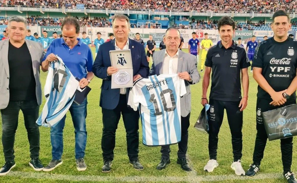 El Payaso recibió el cariño y el reconocimiento de los hinchas en Río Cuarto.
