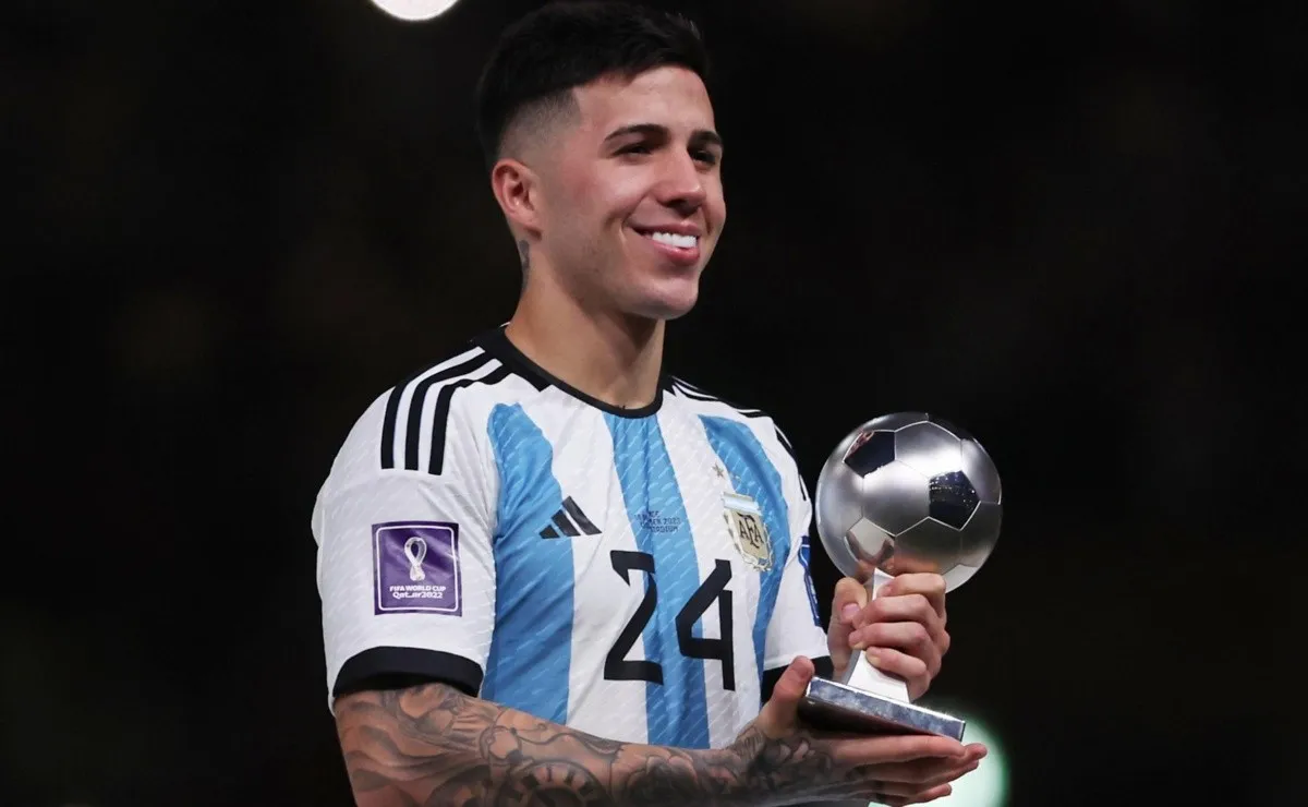 Enzo Fernández y el premio de la FIFA por ser considerado el mejor futbolista joven de la Copa del Mundo.