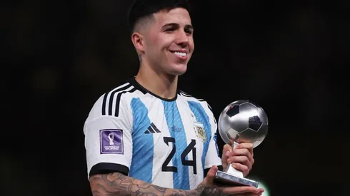 Enzo Fernández y el premio de la FIFA por ser considerado el mejor futbolista joven de la Copa del Mundo.