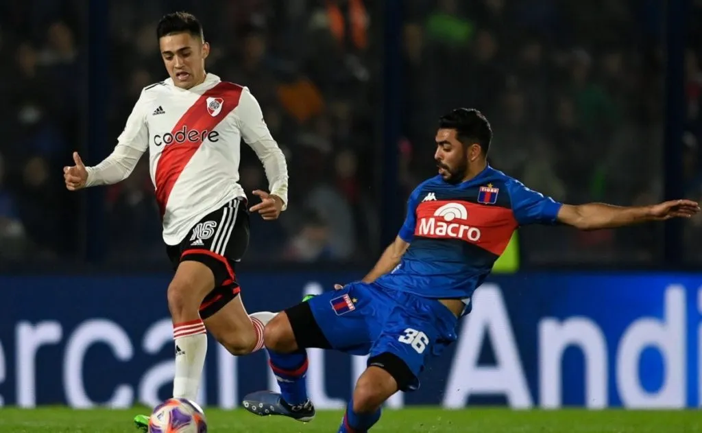 Gallardo todavía no pudo ganarle a Diego Martínez como DT: el último enfrentamiento terminó 1-1 en Victoria.