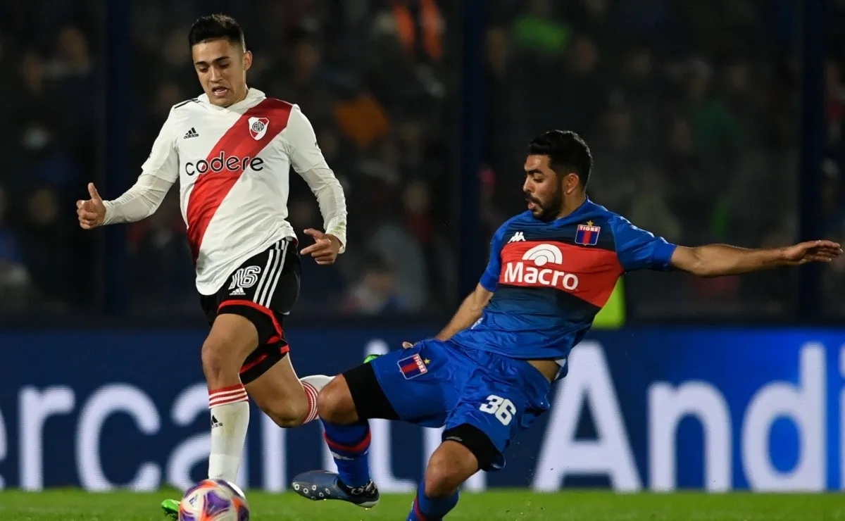 Gallardo todavía no pudo ganarle a Diego Martínez como DT: el último enfrentamiento terminó 1-1 en Victoria.