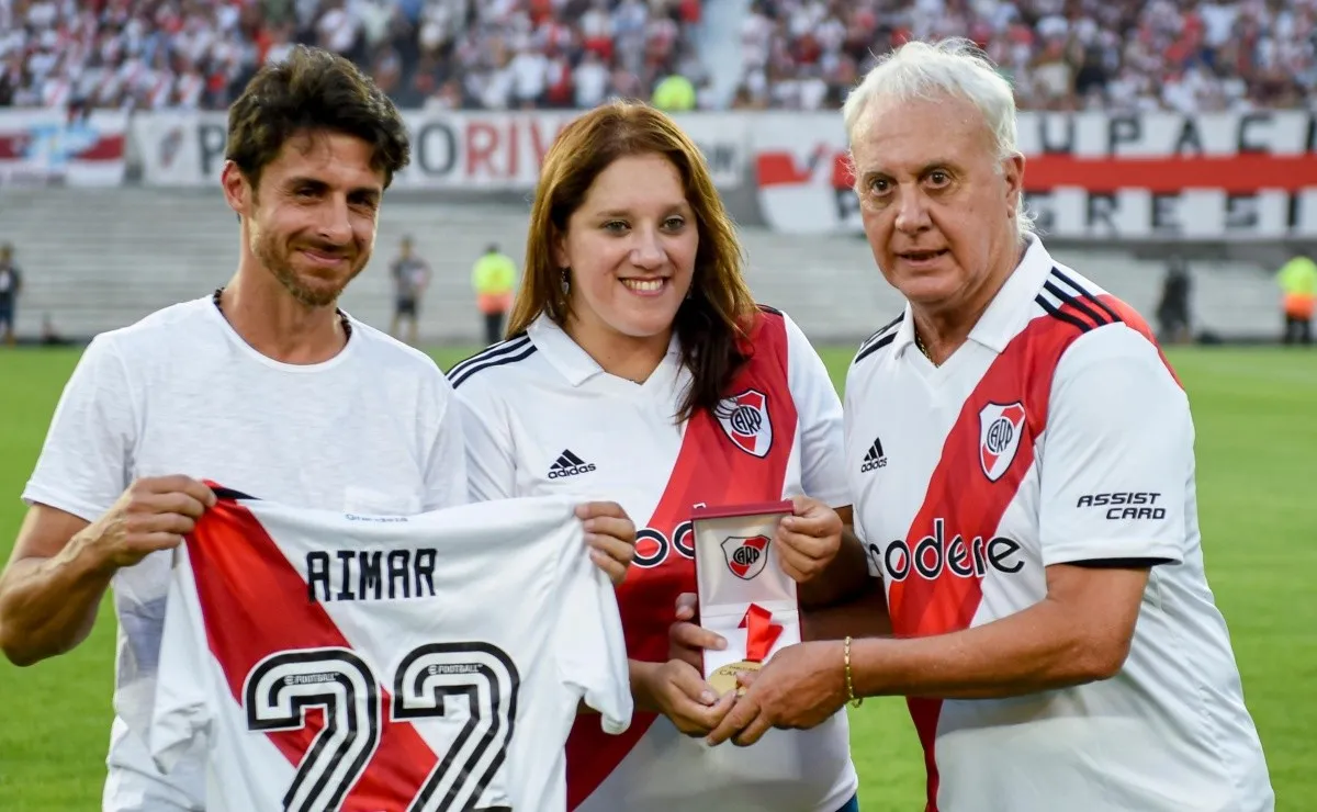 El Beto participó del homanaje a los campeones, pero mantuvo distancia con Passarella.