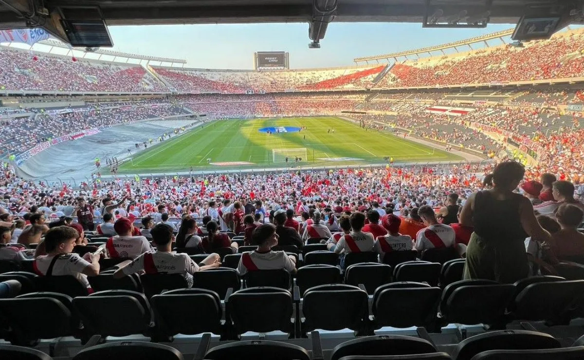 Los hinchas del Más Grande comienzan a llegar al Monumental.