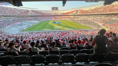 Los hinchas del Más Grande comienzan a llegar al Monumental.