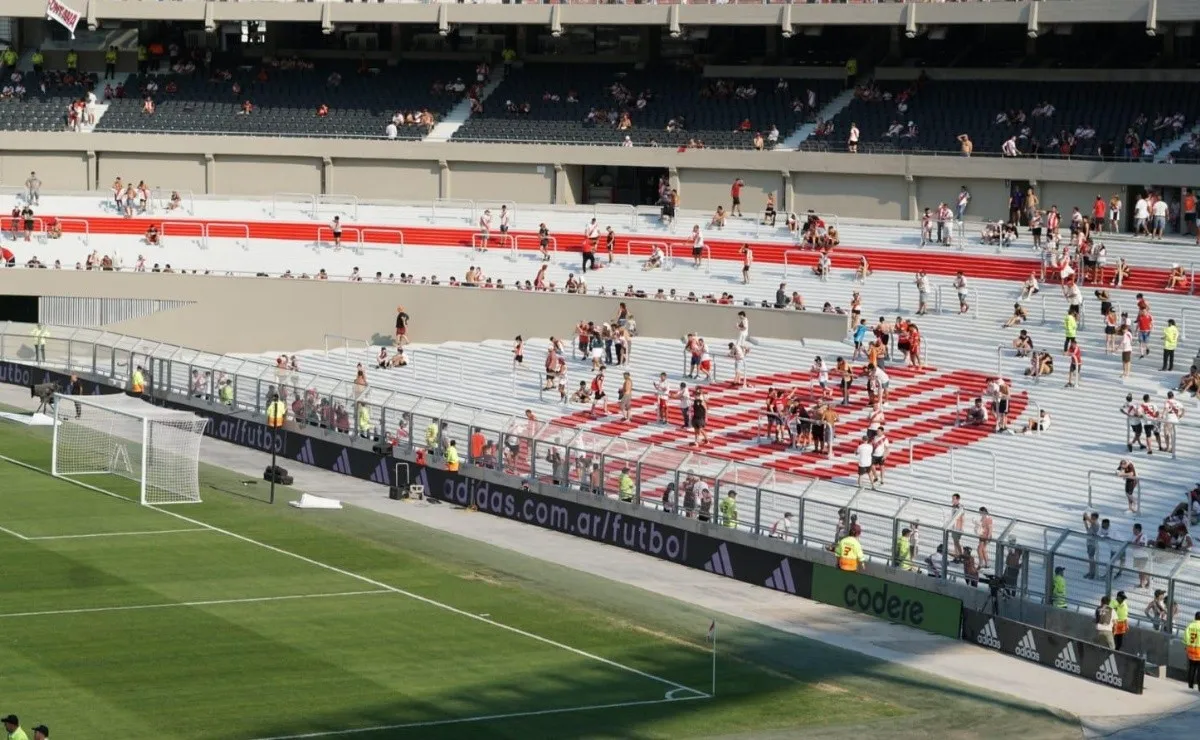 Los hinchas van copando de a poco las tribunas.