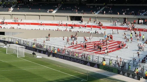 Los hinchas van copando de a poco las tribunas.