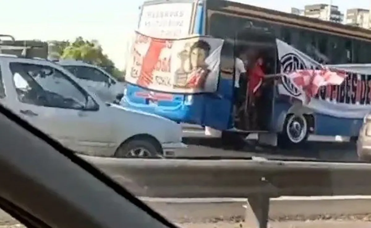 Un hincha de River de la filial Maschwitz murió al caer del micro que lo llevaba a la cancha