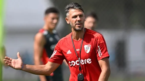 Micho se reencuentra con sus futbolistas en Ezeiza.