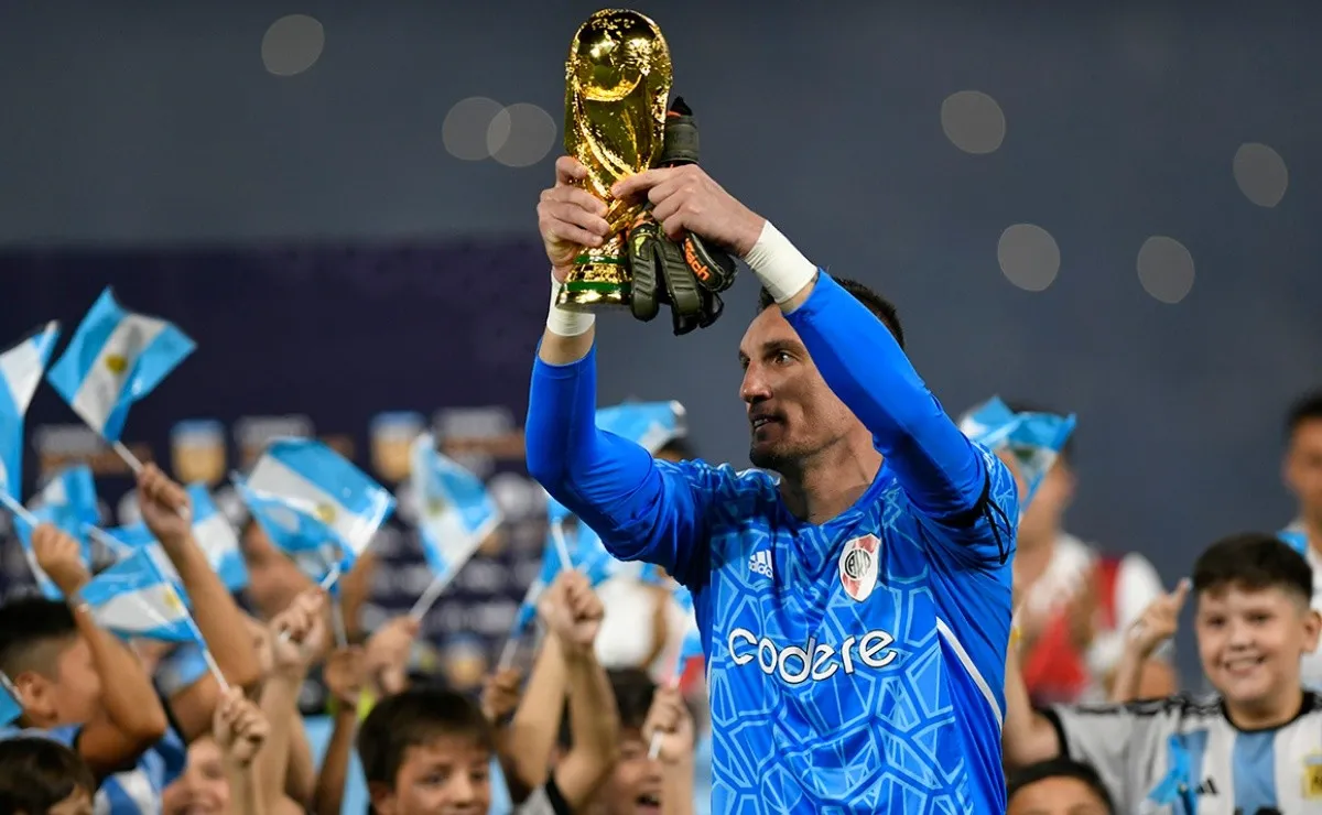 Levantando la Copa del Mundo en el Estadio Madre de Ciudades.