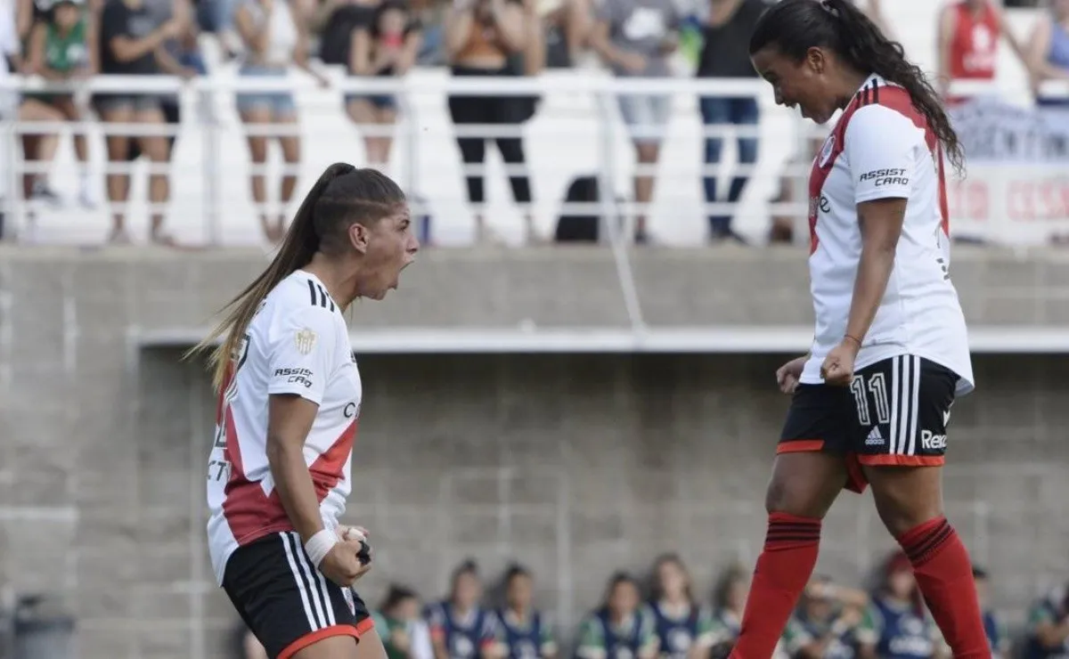 El festejo de Acuña y Birizamberri luego del gol que abrió el marcador.
