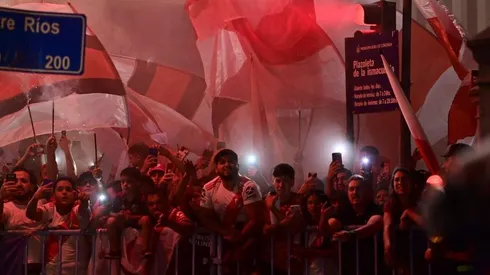 El Millonario fue recibido por una multitud en su llegada a Córdoba.