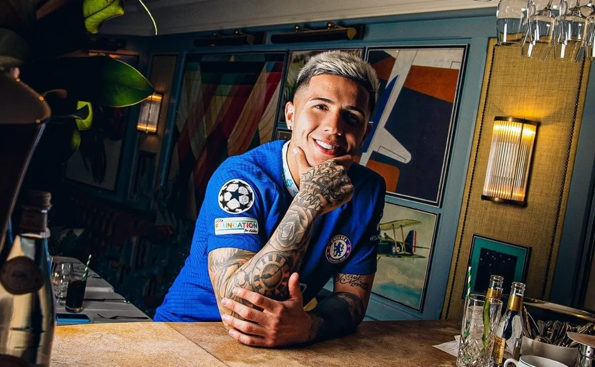Así posó Enzo Fernández en su presentación en el Chelsea.