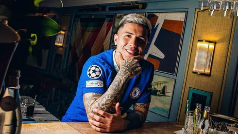 Así posó Enzo Fernández en su presentación en el Chelsea.