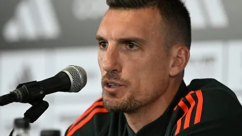 Armani en conferencia de prensa, con la mira en el horizonte cercano.