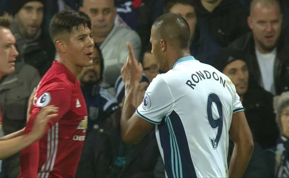 El fuerte cruce de Salomón Rondón con el defensor argentino.