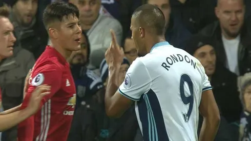 El fuerte cruce de Salomón Rondón con el defensor argentino.