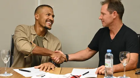 Rondón junto a Brito en la firma de su contrato.